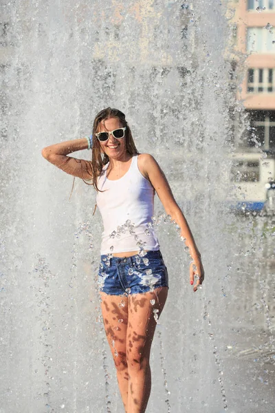 Fürdés a szökőkút város vonzó lány — Stock Fotó
