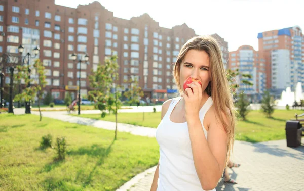 Güzel kız portre holding apple. meyve yemek — Stok fotoğraf