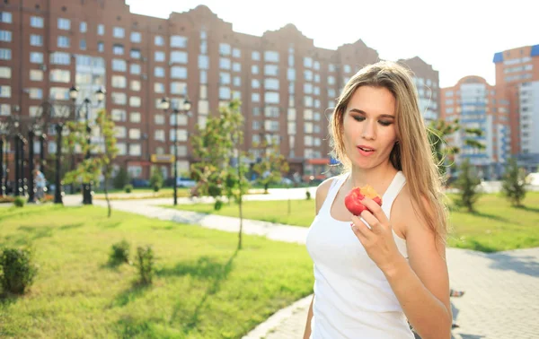 Bela menina retrato segurando maçã. comer fruta — Fotografia de Stock