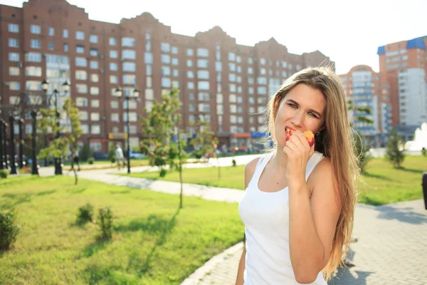 Güzel kız portre holding apple. meyve yemek — Stok fotoğraf