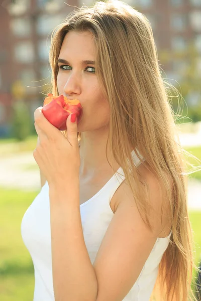 美丽的女孩肖像控股苹果。吃水果 — 图库照片