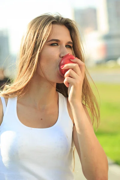 Güzel kız portre holding apple. meyve yemek — Stok fotoğraf