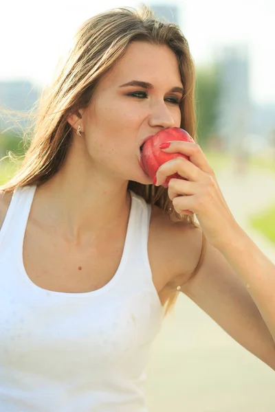 Schönes Mädchenporträt mit Apfel. Obst essen — Stockfoto