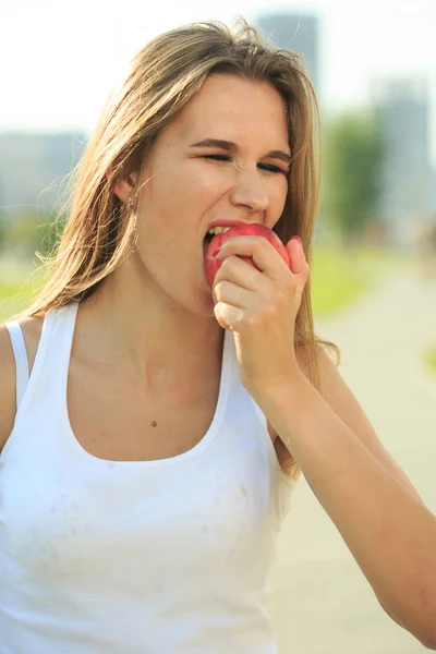 Красивый портрет девушки с яблоком. есть фрукты — стоковое фото