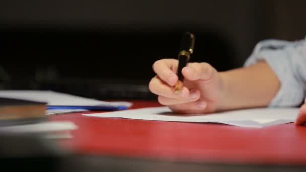 Childrens mano escribe un bolígrafo en papel — Vídeos de Stock