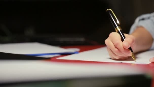 Çocuk el bir kalem kağıt üzerinde yazıyor. — Stok video