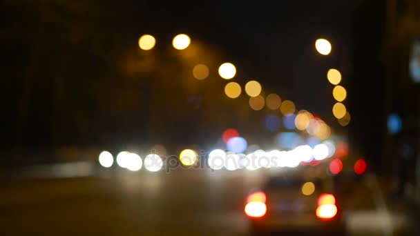 Ciudad en el fondo de la noche con coches. Fuera de foco — Vídeos de Stock