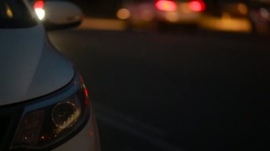 ışık makine ile birlikte acil ışık sinyali. gece şehir araçları ile.
