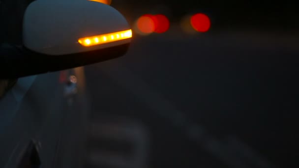 Macchina della luce con il segnale luminoso di emergenza incluso. città di notte con auto . — Video Stock