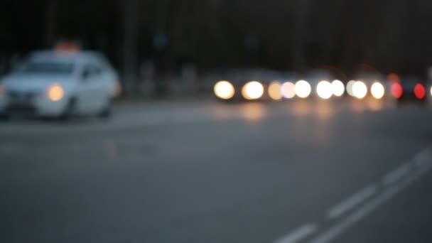 Ville à fond de nuit avec des voitures. Hors foyer 