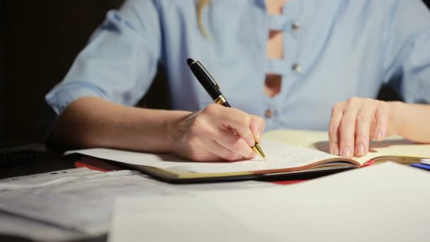 Donna medico scrive una penna con una scollatura nei documenti — Video Stock