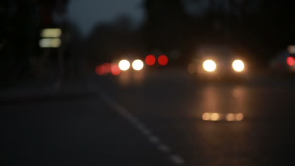 Ciudad en el fondo de la noche con coches. Fuera de foco — Vídeos de Stock