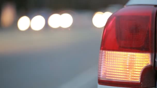 Máquina de luz con la señal luminosa de emergencia incluida. ciudad nocturna con coches . — Vídeo de stock