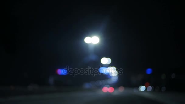 Ciudad en el fondo de la noche con coches. Fuera de foco — Vídeos de Stock