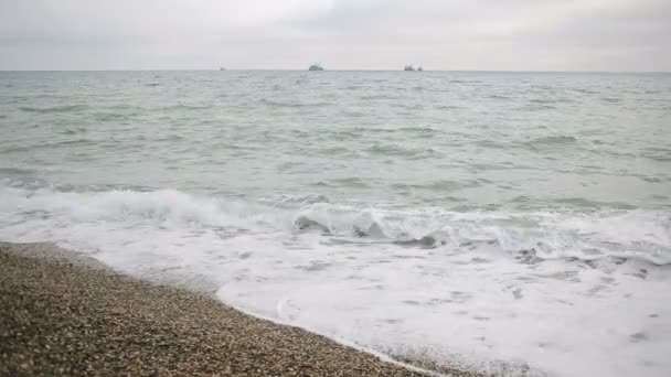 Navires de mer le long de la côte. météo — Video