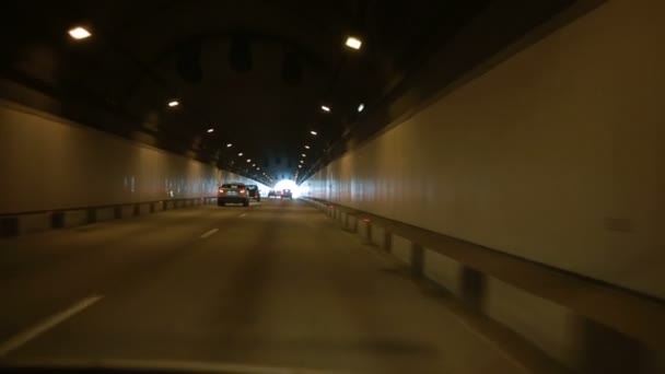 Tunnel rijden, verkeer in de wegtunnel onder de auto's gaan door de tunnel — Stockvideo