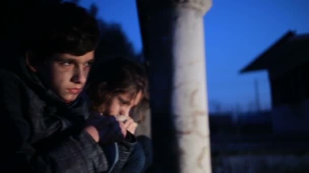 Дети-беженцы на фоне разбомбленных домов. война — стоковое видео