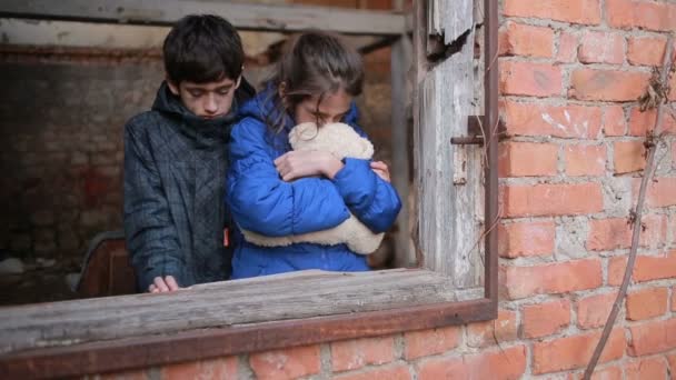 Crianças refugiados contra o pano de fundo de casas bombardeadas. guerra — Vídeo de Stock