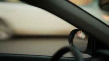 City adlı gece arka plan arabalar araba penceresinden, direksiyon simidi ile.