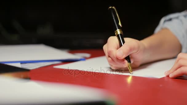 La main des enfants écrit un stylo sur papier — Video