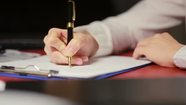 Vrouwelijke hand schrijft een pen op papier. — Stockvideo