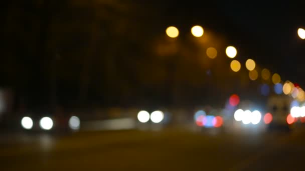 Ciudad en el fondo de la noche con coches. Fuera de foco — Vídeos de Stock