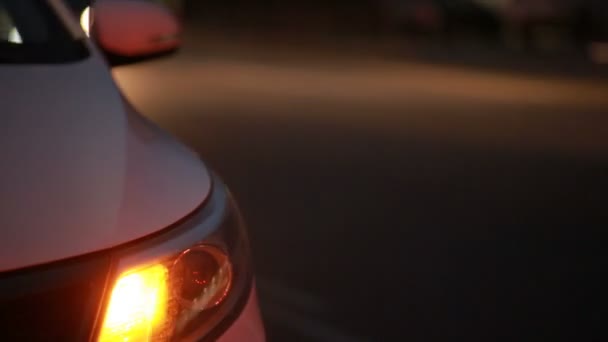 Lichte machine met de opgenomen lichte noodrem. nacht stad met auto 's. — Stockvideo
