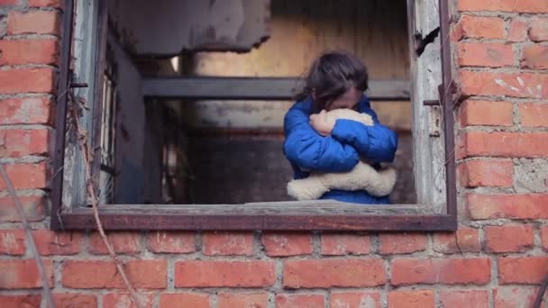 Des enfants réfugiés sur fond de maisons bombardées. guerre — Video