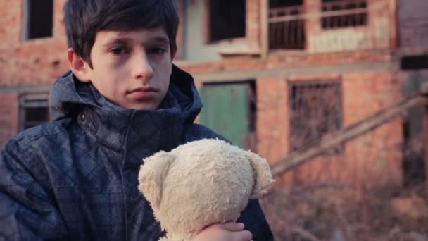 Flüchtlingskinder vor dem Hintergrund zerbombter Häuser. Krieg — Stockvideo