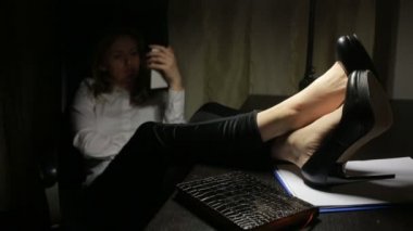 Office masada oturan kadın ve iletileri smartphone yazdı.