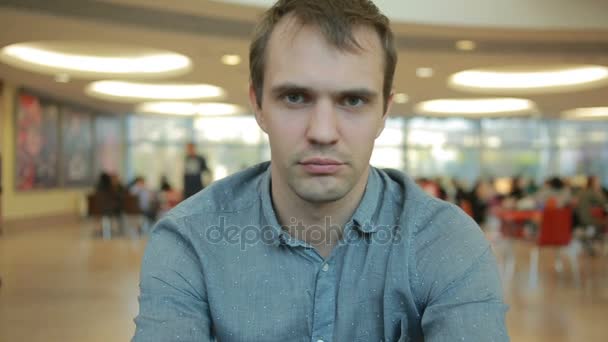 Člověk při pohledu na fotoaparát, posezení v kavárně — Stock video
