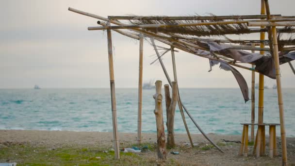 放棄されたビーチのタケの折りたたまれた日除け。ない季節、生態学の概念 — ストック動画