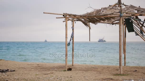 Auvent effondré de bambou sur une plage abandonnée. Pas la saison, concept d'écologie 