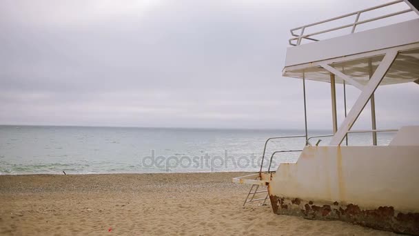 在海滩上，生态学概念的弃的船 — 图库视频影像
