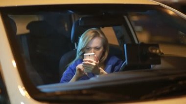 akşam telefonda konuşurken arabada otururken kız