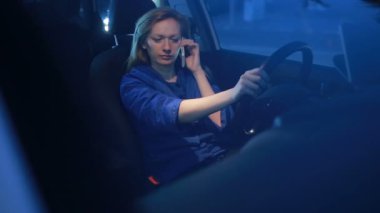 akşam telefonda konuşurken arabada otururken kız
