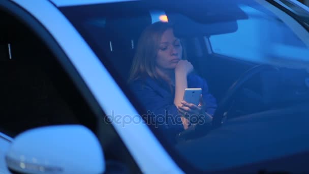 Chica por la noche hablando por teléfono mientras está sentado en el coche — Vídeos de Stock