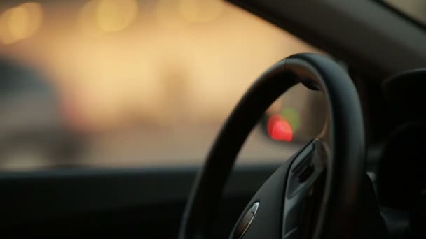 Ciudad en el fondo de la noche con coches a través de la ventana del coche, volante . — Vídeo de stock