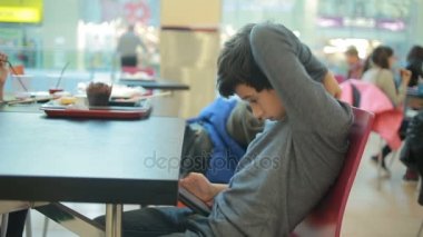 Genç genç smartphone cep telefonu ile Cafe oyun oynama