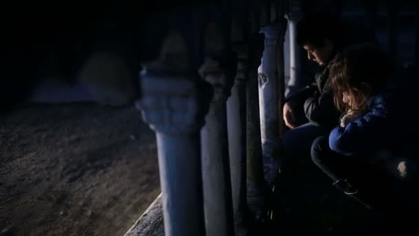 爆撃された家の背景に子供難民。戦争 — ストック動画