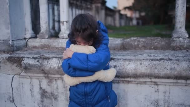 Crianças refugiados contra o pano de fundo de casas bombardeadas. guerra — Vídeo de Stock