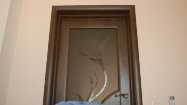 Hizmetçi yatak odasında temizlik yapıyor