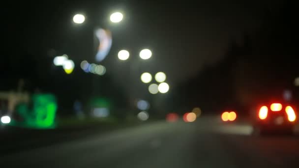 Staden på natten bakgrund med bilar. Ur fokus — Stockvideo