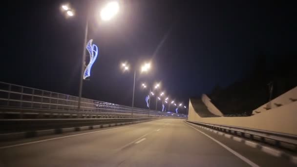 Förflyttning av bilen över trafikplats natt auto. — Stockvideo