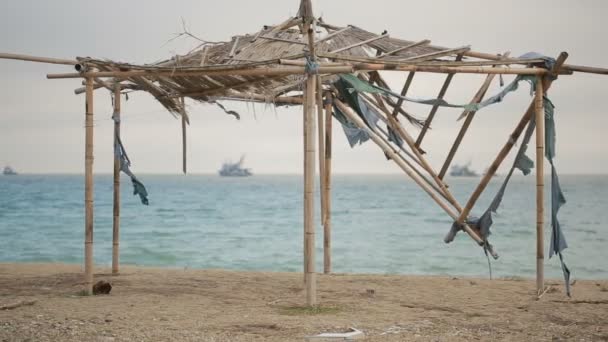 Auvent effondré de bambou sur une plage abandonnée. Pas la saison, concept d'écologie — Video