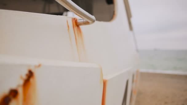 Barco abandonado en la playa, concepto de ecología — Vídeo de stock