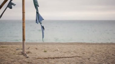 Daraltılmış tente bambu terk edilmiş bir plaj. Sezon, ekoloji kavramı