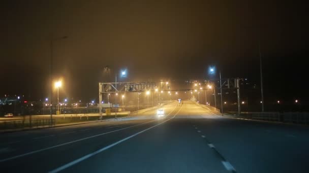 Η κυκλοφορία των αυτοκινήτων κατά τη διάρκεια της νύχτα αυτόματης ανταλλαγής. — Αρχείο Βίντεο