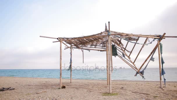 Обрушившийся навес бамбука на заброшенном пляже. Не сезон, экология — стоковое видео
