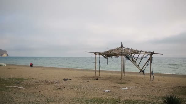 Caída toldo de bambú en una playa abandonada. No la temporada, concepto de ecología — Vídeos de Stock
